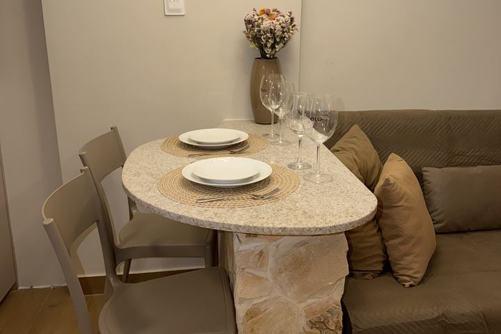 Mesa oval de pedra posta para duas pessoas