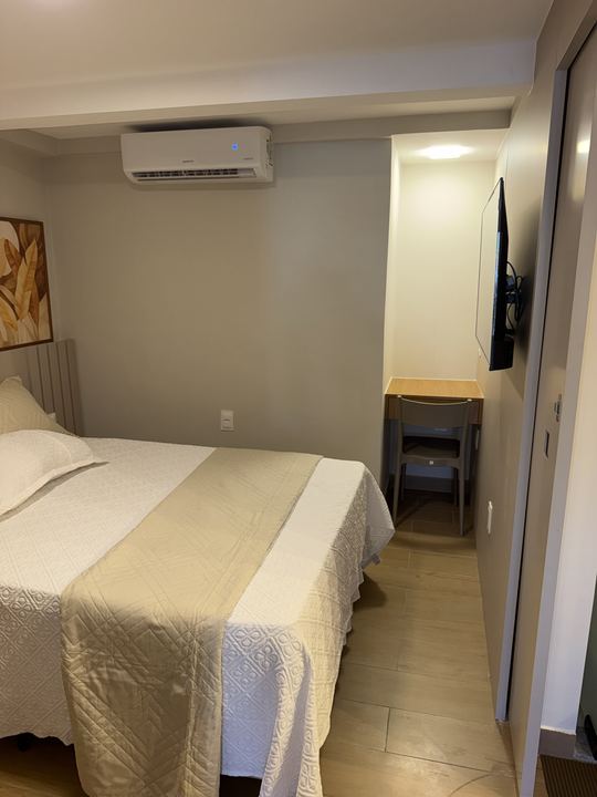 Quarto com ar-condicionado split e TV